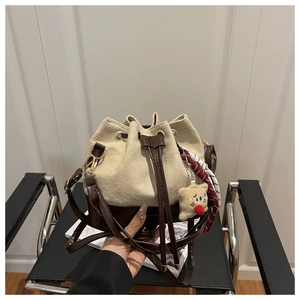 Dettaglio delle cuciture a contrasto e velluto a coste su questa borsa a secchiello