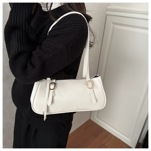 Vue détaillée du sac porté épaule blanc en similicuir avec boucle dorée et fines anses