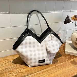 Grand sac cabas à carreaux avec garniture en cuir noir et petit porte-monnaie assorti