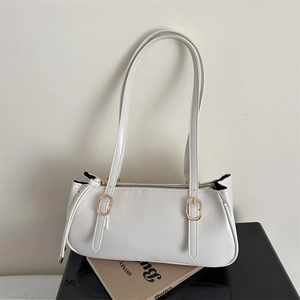 Sac baguette vintage en cuir blanc avec boucles dorées et bandoulière minimaliste