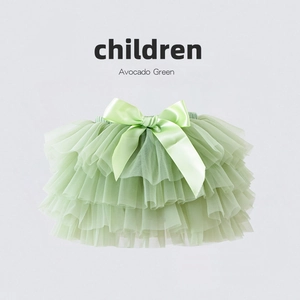 Gros plan d'une jupe tutu vert avocat moelleuse avec un grand nœud en satin décoratif