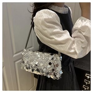 Détail du sac à bandoulière à paillettes argentées avec disques métalliques brillants