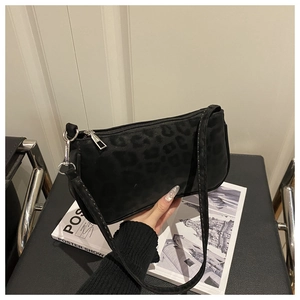Vue détaillée du sac porté épaule imprimé léopard noir avec fermeture éclair