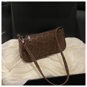 Détail du sac léopard sous l'aisselle avec fermeture éclair sur tissu satiné blanc