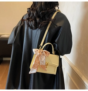 Borsa a tracolla in pelle beige con sciarpa di seta e chiusura ad anello d'oro