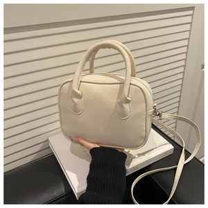 Détail du sac Boston blanc crème minimaliste avec boucles argentées et poignées