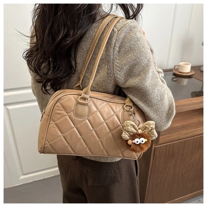 Khaki gesteppte Schultertasche mit Plüschanhänger in schicker Seitenperspektive