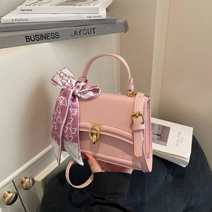 Elegante borsa a mano rosa con foulard di seta e chiusura con anello in metallo dorato