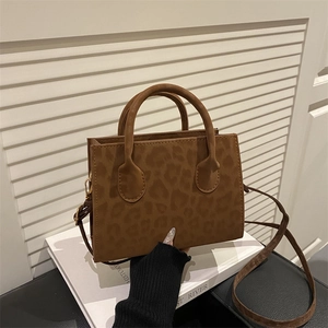Borsa a mano leopardata alla moda con dettagli dorati e tracolla regolabile