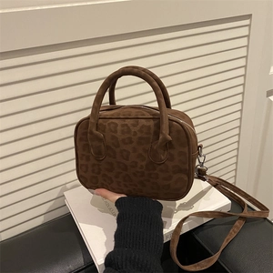 Sac à Épaule en Cuir PU pour Femmes avec Imprimé Léopard et Pendentif en Peluche Sac Baguette Urbain Simple Sac à Main Bandoulière