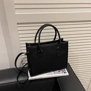 Sac fourre-tout noir minimaliste avec gaufrage trèfle et bandoulière amovible en studio