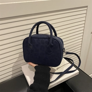Sac à main bleu marine à motif léopard avec doubles poignées et bandoulière réglable