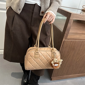Gesteppte Bowling-Tasche in Camel mit Doppelgriffen und süßem Monster-Plüsch-Anhänger