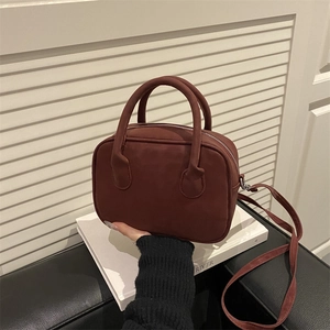 Mini sac baguette bordeaux en similicuir suédé avec deux poignées et bandoulière fine