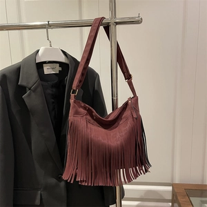 Borsa tote bordeaux stile bohémien con frange in pelle scamosciata e tracolla larga