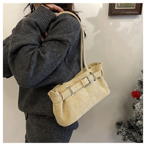 Détail du sac sous le bras beige mat avec boucle en métal et doubles bandoulières