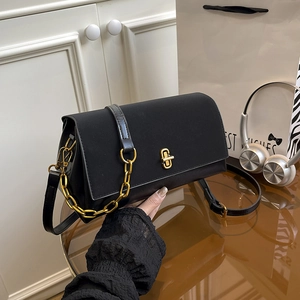 Sac bandoulière en cuir noir avec chaîne dorée et fermoir rotatif en métal chic