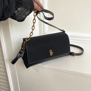 Sac bandoulière noir chic avec chaîne dorée et boucle métallique élégante en relief