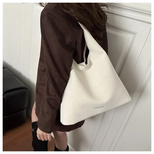 Détail du sac cabas en cuir blanc avec inscription FASHION et grand compartiment
