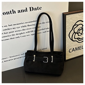 Détail du sac à bandoulière en daim mat noir avec boucle argentée et décoration de sangle