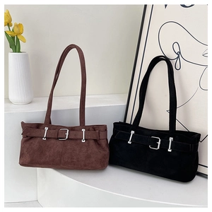 Vue détaillée des sacs fourre-tout mats café et noirs avec boucle métallique décorative