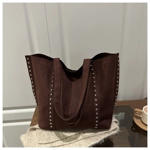 Détail du grand sac cabas en daim marron foncé avec rivets argentés et doubles anses