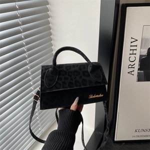 Elegante borsa a tracolla leopardata nera con logo dorato e manico per le donne
