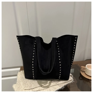 Détail du sac cabas vintage noir avec rivets argentés et large bandoulière réglable