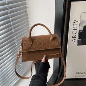 Borsa a tracolla marrone leopardata con logo dorato e cinturino regolabile elegante