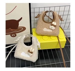 Gros plan détaillé des sacs à main en faux mouton avec décoration lapin en peluche doux