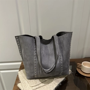 Sac Fourre-Tout en Suède Dépoli à Grande Capacité pour Femmes Avec Rivets en Métal Sac à Bandoulière Mode Street Décontracté