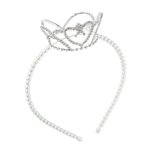 Dettaglio di un cerchietto di perle con corona a cuore di strass per compleanno