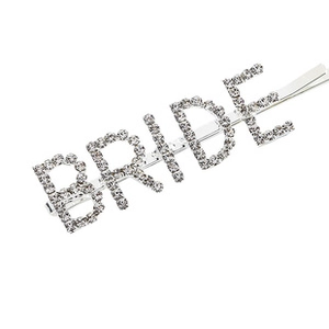 Gros plan sur la barrette de mariée argentée avec lettrage BRIDE en strass brillants
