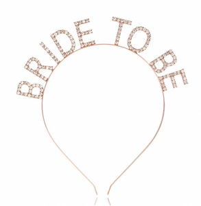 Detail von roségoldenem Bride To Be Haarreif mit eingelegten Strasssteinen auf Weiß