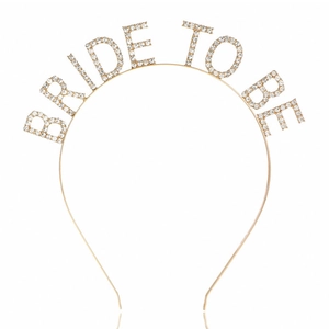 Detailansicht der funkelnden BRIDE TO BE Strass-Schrift auf einem goldenen Haarreif