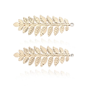 Lot de barrettes feuilles dorées avec perle et cristal sur fond blanc pur