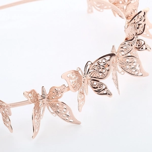 Elegante cerchietto oro rosa con motivi di farfalle traforate in filigrana di metallo