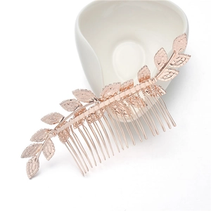 Dettaglio del pettine da sposa color oro rosa a forma di foglia con strass luminosi