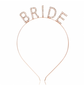 Détail du serre-tête BRIDE en or rose avec lettres ornées de cristaux étincelants