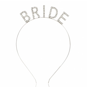 Détail d'un serre-tête bride argenté orné de strass étincelants pour les mariages