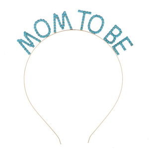 Détail du serre-tête Mom To Be avec strass bleus et cadre en alliage doré pour fête prénatale