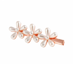 Detalle del pasador para el pelo en oro rosa con tres elegantes flores de perlas blancas