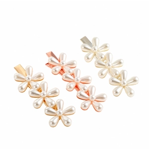 Detalle de tres pinzas para el pelo con perlas de girasol en acabados oro, rosa y plata