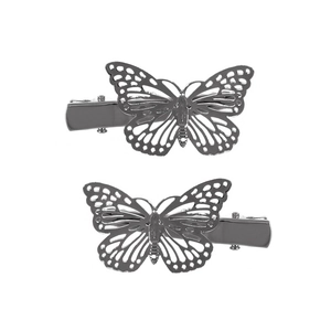 Paire de barrettes papillon en métal argenté ajouré avec base bec de canard sur blanc