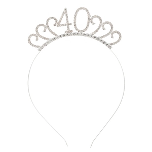 Diadème argenté pour 40ème anniversaire avec strass et motifs de cœur sur fond blanc