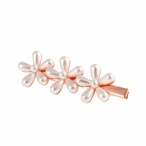 Elegante pinza para el pelo con margaritas de perlas y tres flores en acabado oro rosa