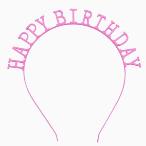 Roze Happy Birthday haarband voor verjaardag met waaiervormige letters op witte achtergrond