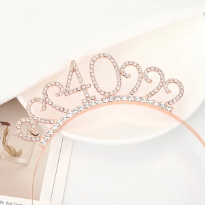Couronne 40ème anniversaire en or rose avec strass brillants et détails de cœurs ciselés