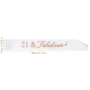 Vue détaillée d'écharpe en satin blanc avec texte pailleté 21 and Fabulous et dimensions