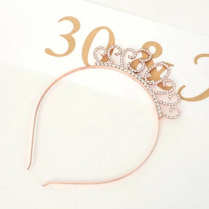 Détail d'une couronne du 30ème anniversaire en métal or rose sertie de strass brillants